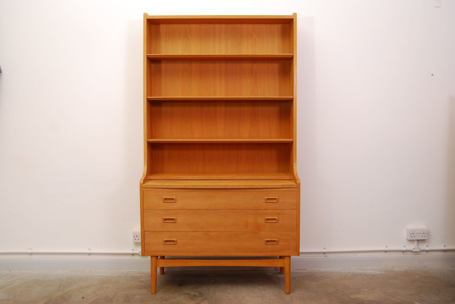 Oak bookshelf / bureau