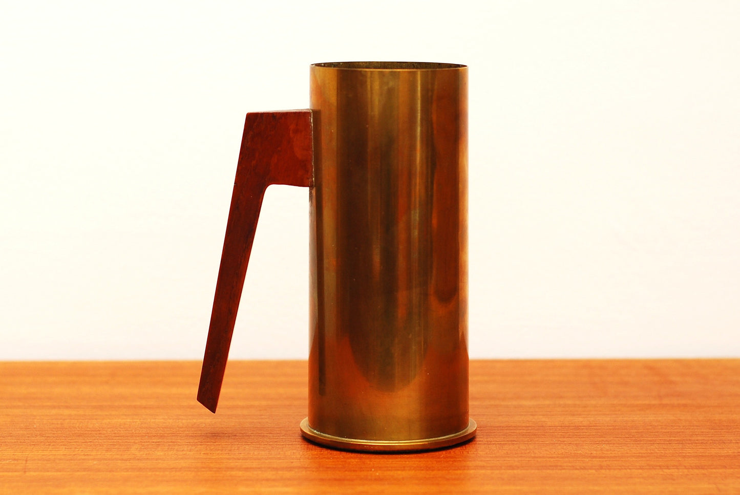 Copper mug with teak handle